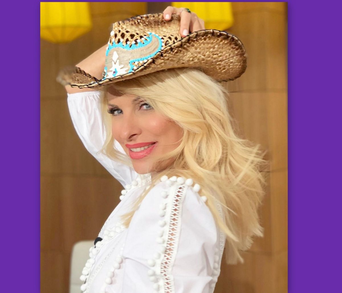 Η Μενεγάκη με κυτταρίτιδα και κοιλίτσα– Οι φώτο που δείχνουν τις ατέλειές της