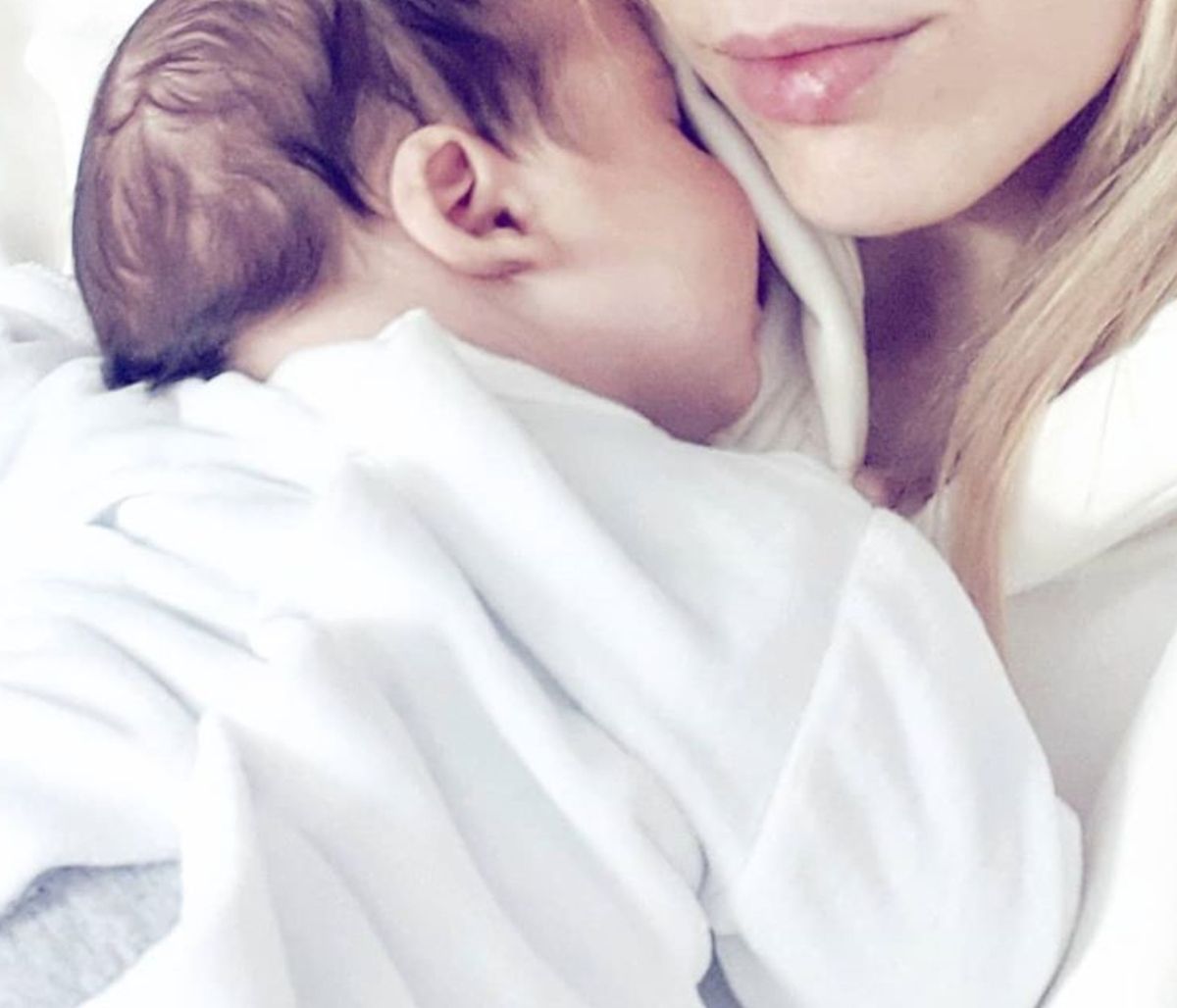 Οι βραδινές αγκαλιές Ελληνίδας μαμάς με τον γιο της (pics)