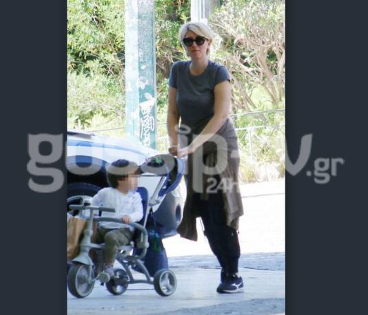 Σία Κοσιώνη: Η βόλτα και το απίθανο look! Στιλάτος από κούνια ο γιος της