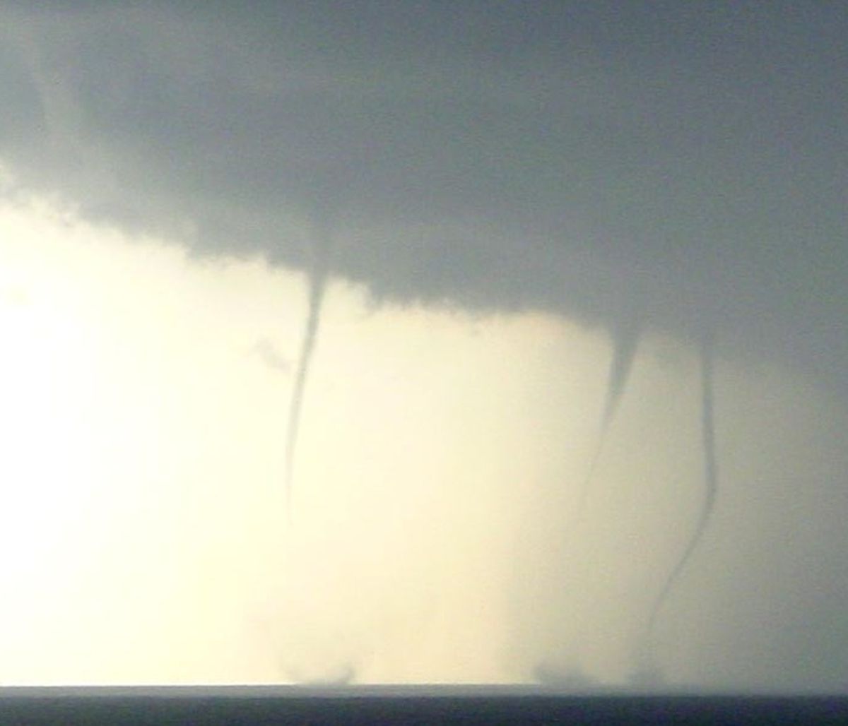 Τρομακτικός υδροστρόβιλος κοντά σε παραλία… (video)