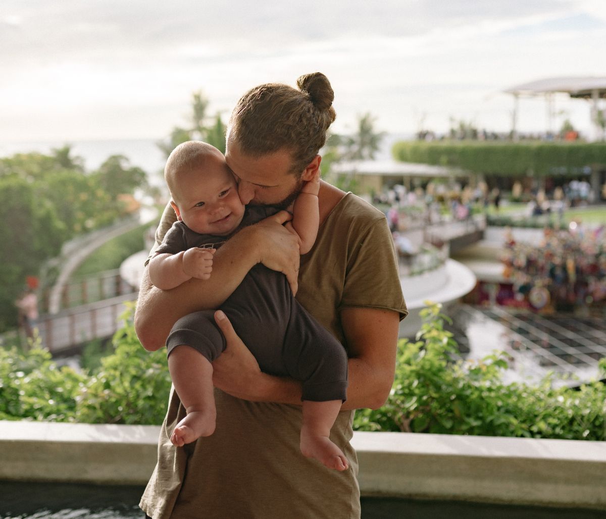 Hot Dad Alert: Γιατί οι γυναίκες βρίσκουν τους μπαμπάδες ελκυστικούς;