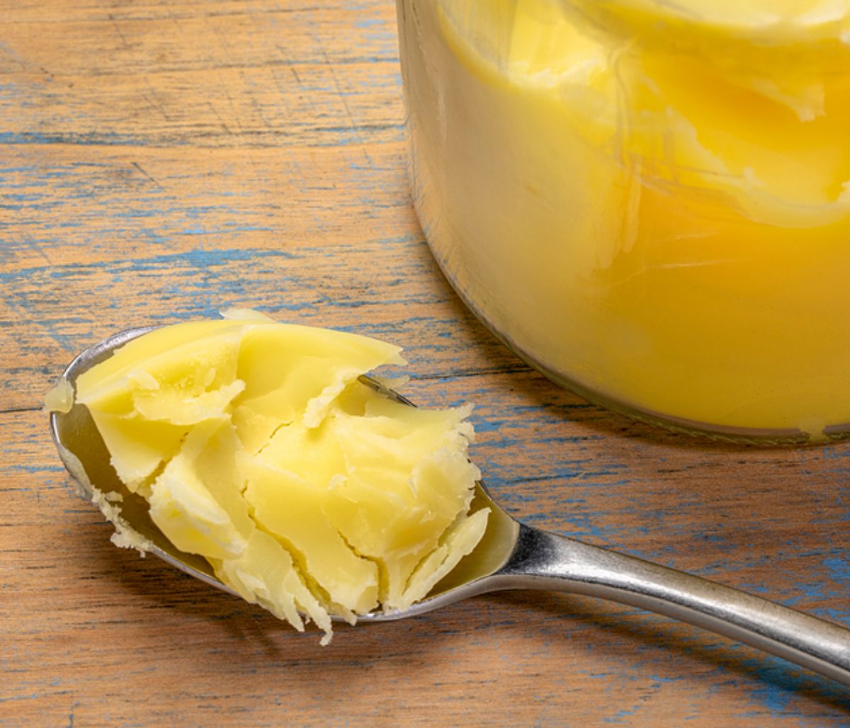 Ghee: Πώς θα φτιάξετε το καθαρό βούτυρο με τις θεραπευτικές ιδιότητες (βίντεο)