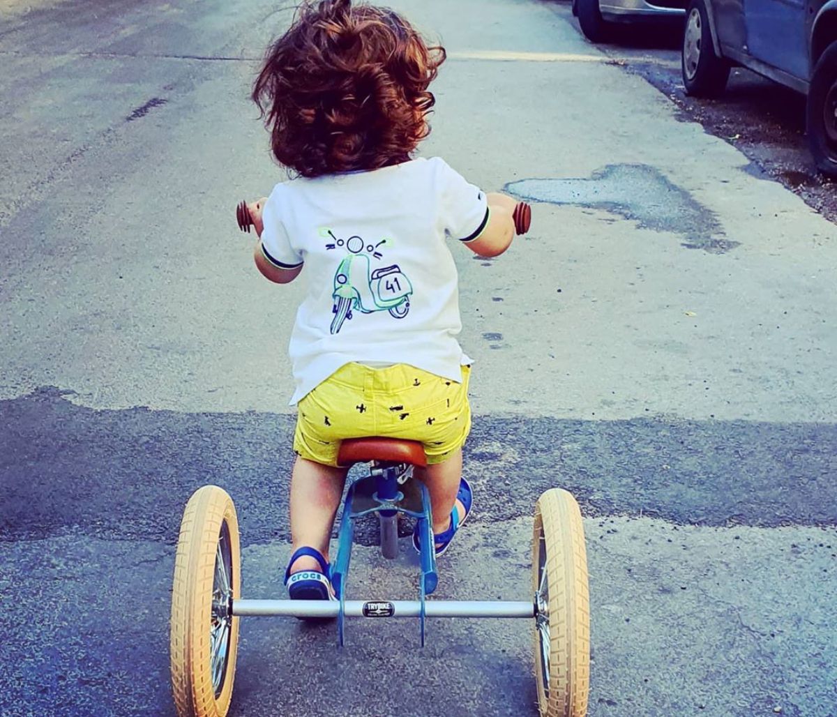 06.30 το πρωί έβγαλε βόλτα τον γνωστό Έλληνα μπαμπά του (pics)