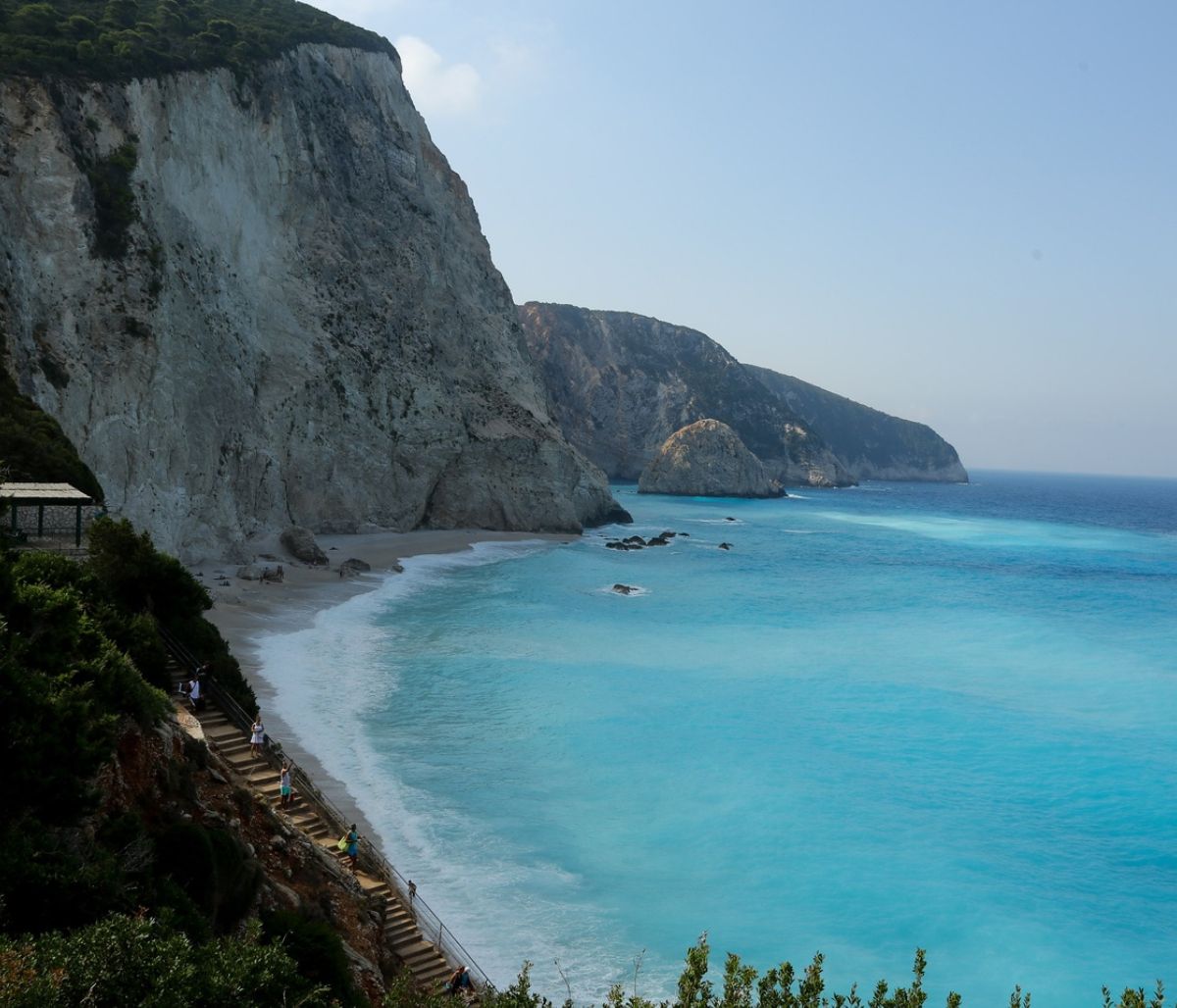 Απόβαση στο Πόρτο Κατσίκι με… τσιφτετέλια και απειλές (video)