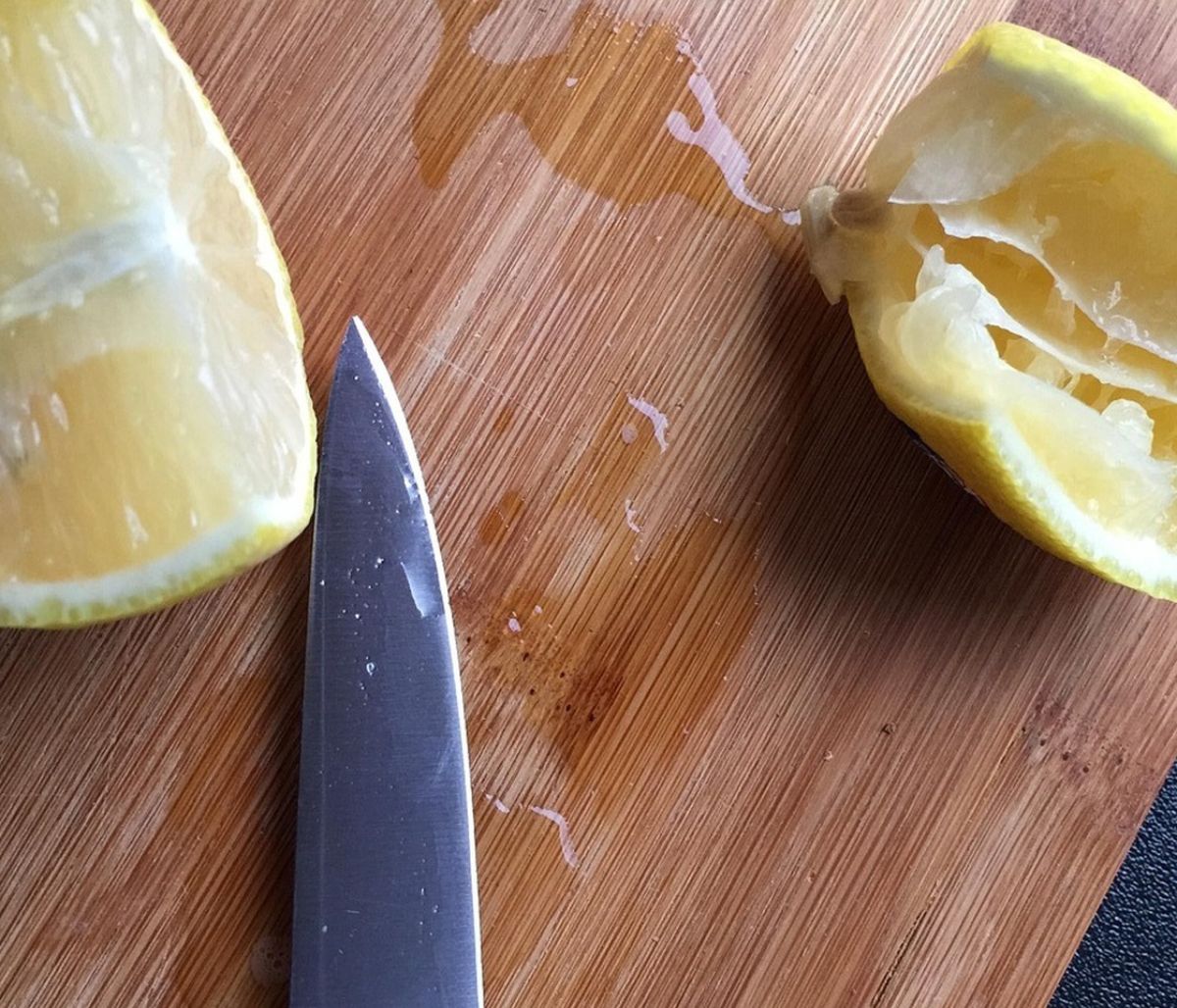 Έτριψε λεμόνι σε ξύλο κοπής - Θα το κάνετε άμεσα (video)