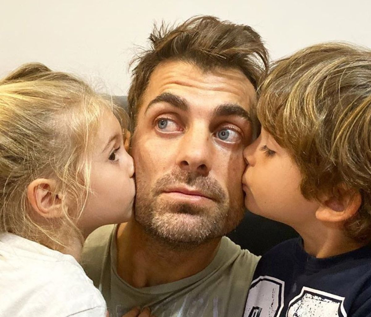 Στέλιος Χανταμπάκης: Παιχνίδια στη θάλασσα με τα παιδιά του - Δείτε φώτο