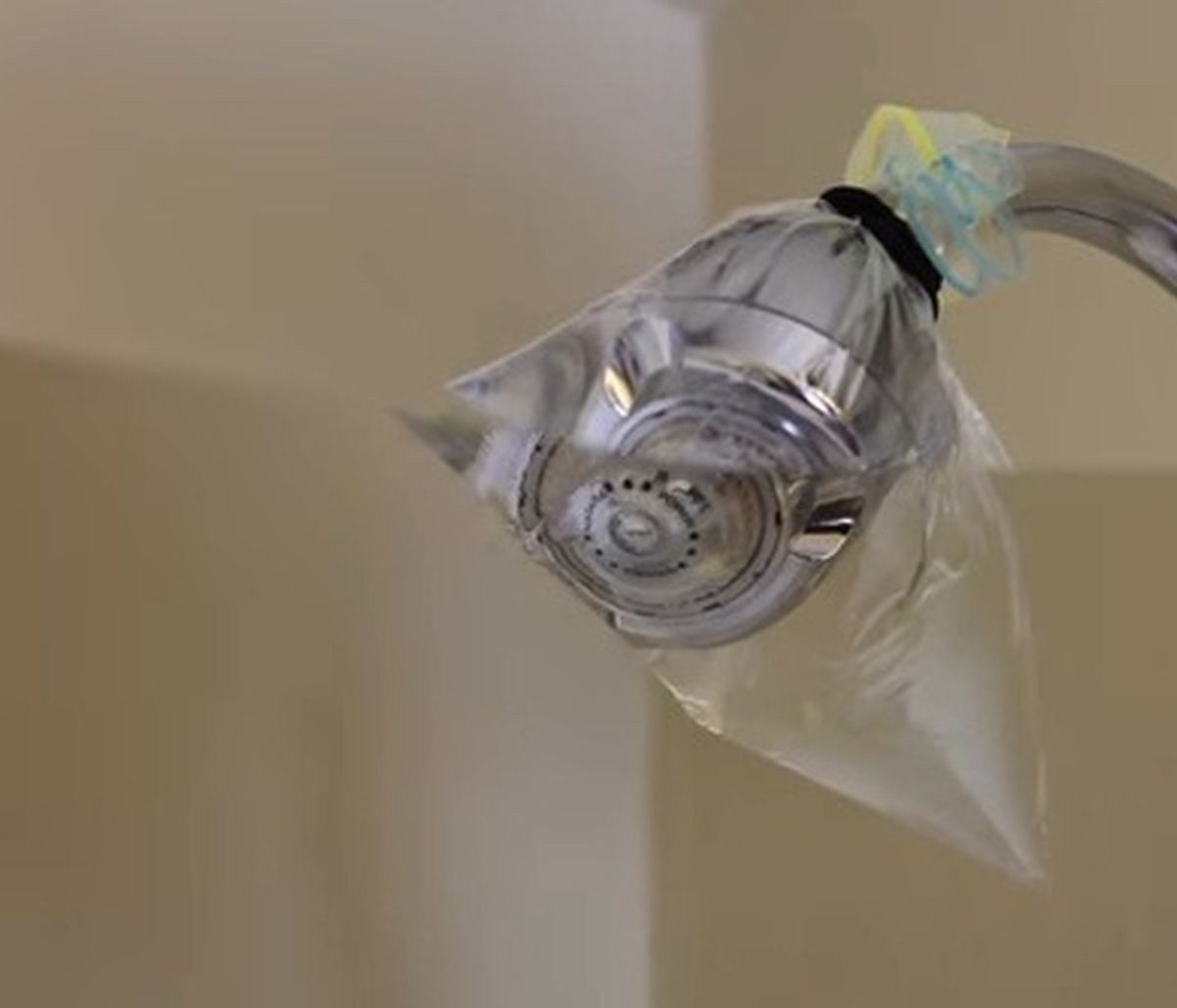 Έβαλε ξύδι σε σακούλα και τύλιξε το τηλέφωνο του μπάνιου - Δείτε γιατί (video)