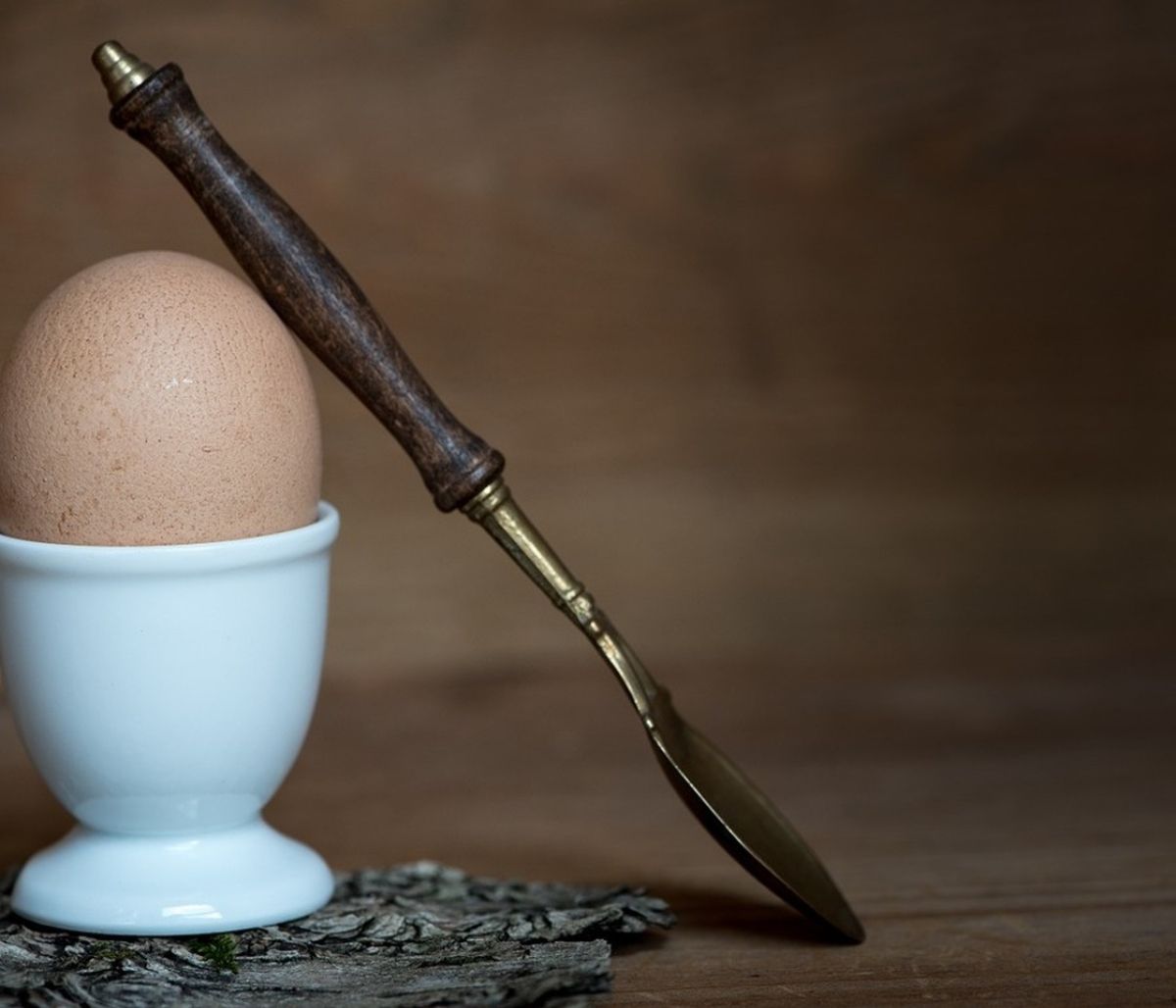 Έβαλε κουτάλι σε βρασμένο αυγό - Θα το κάνετε άμεσα (video)