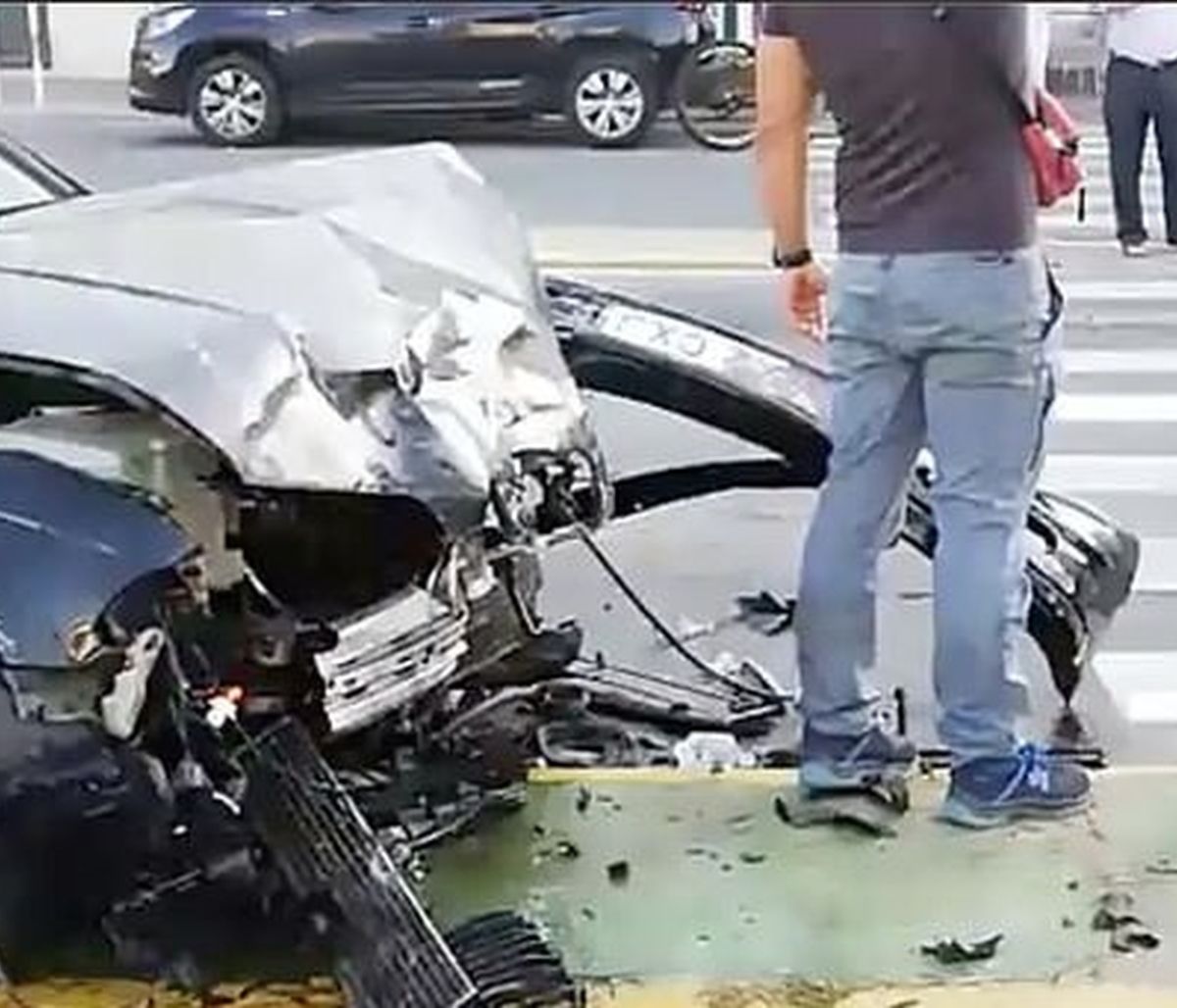 Γυναίκα τράκαρε αλλά βγήκε από το αμάξι και χόρευε (video)