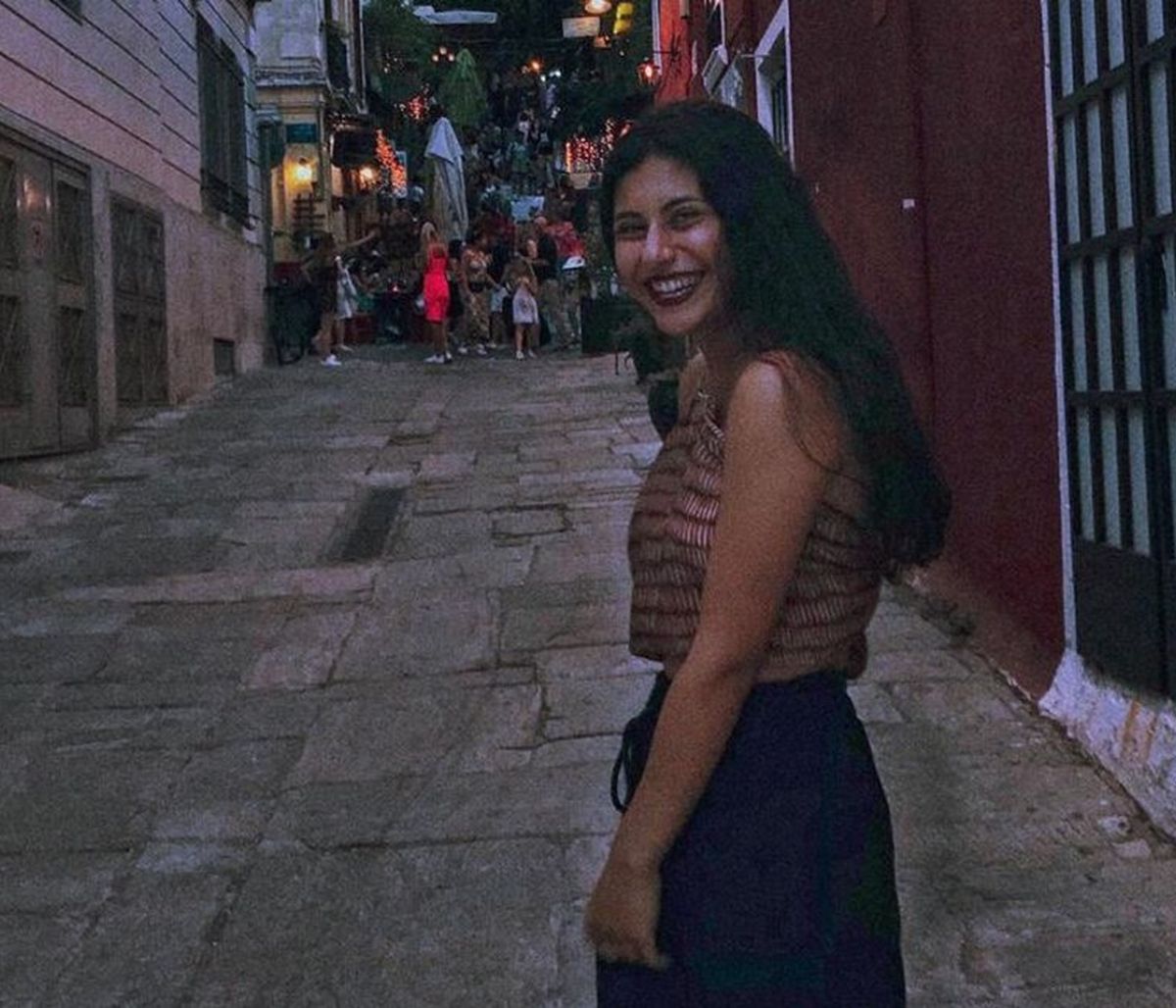 Kόρη Έλληνα ηθοποιού είναι πλέον μουσικός του δρόμου και έχει υπέροχη φωνή