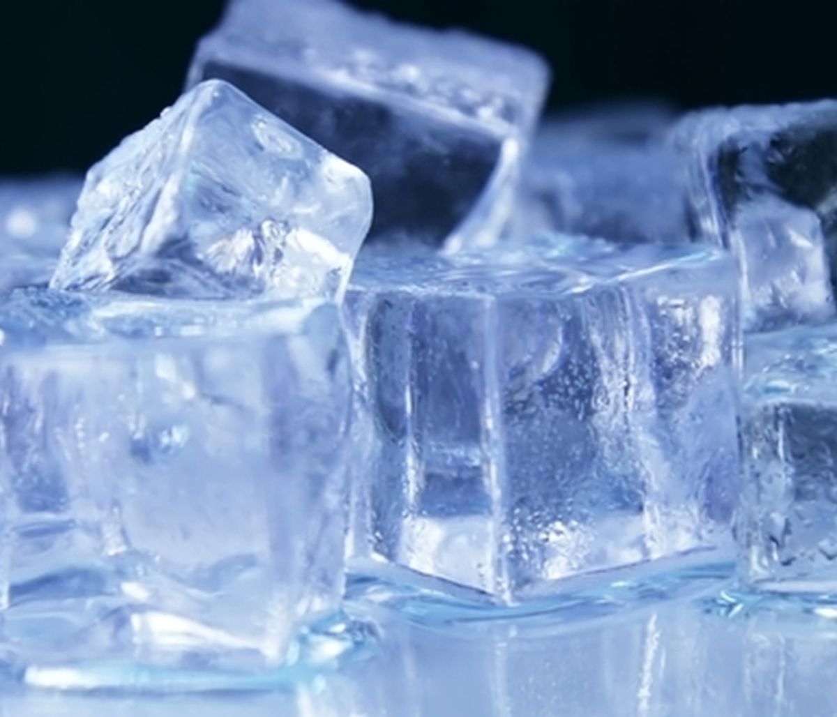 Έβαλε παγάκια στο πλυντήριο των ρούχων - Το κόλπο που τη βοήθησε (video)