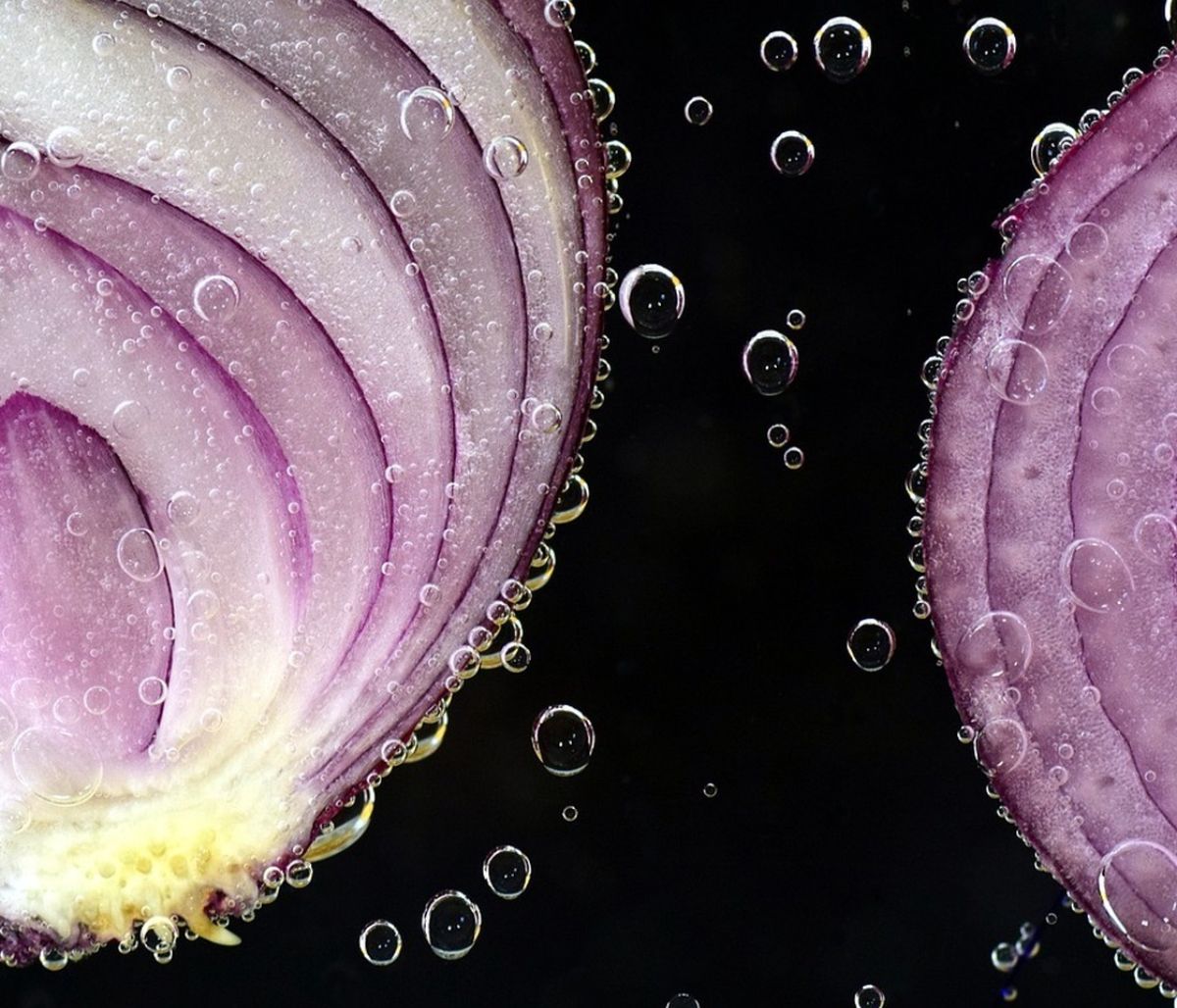 Μυρίζουν τα χέρια σας από κρεμμύδια; Έτσι θα φύγει (photos)