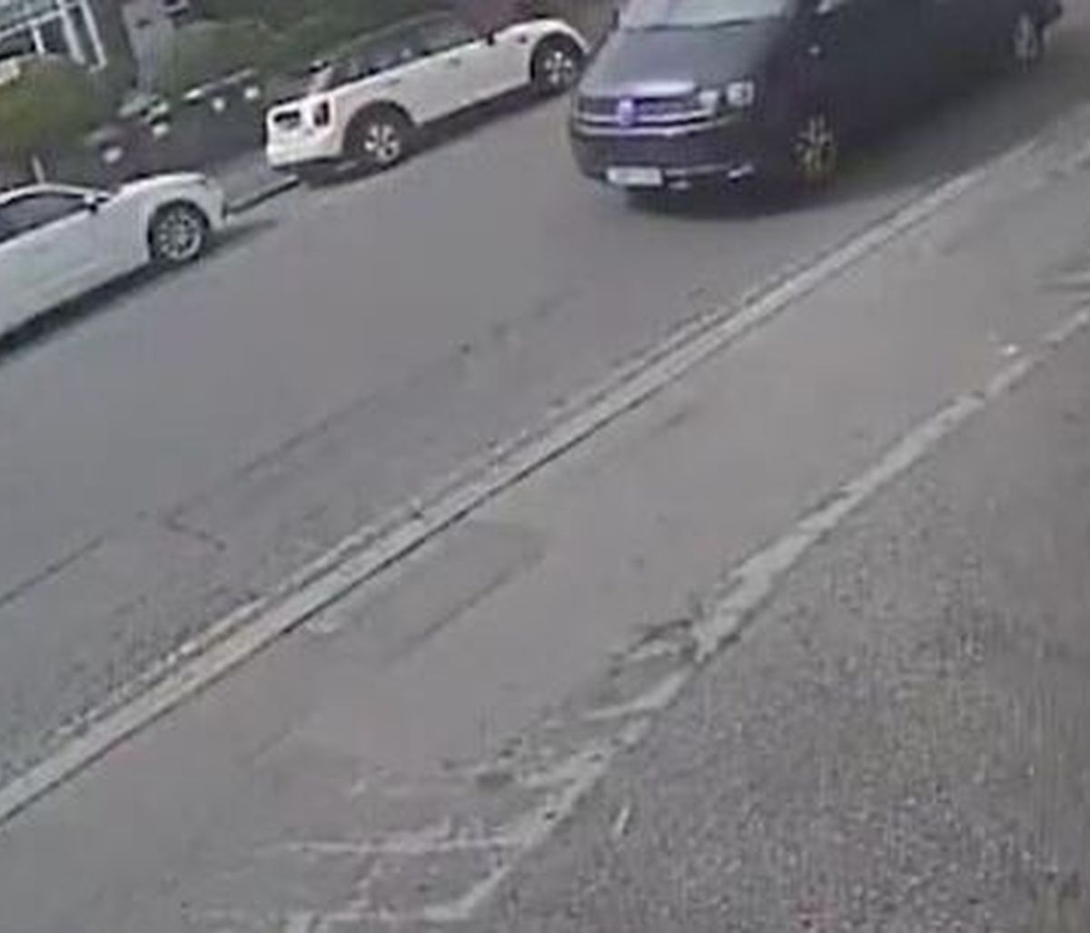 Σοκαριστικό βίντεο: Αυτοκίνητο παρέσυρε και σήκωσε στον αέρα κοριτσάκι