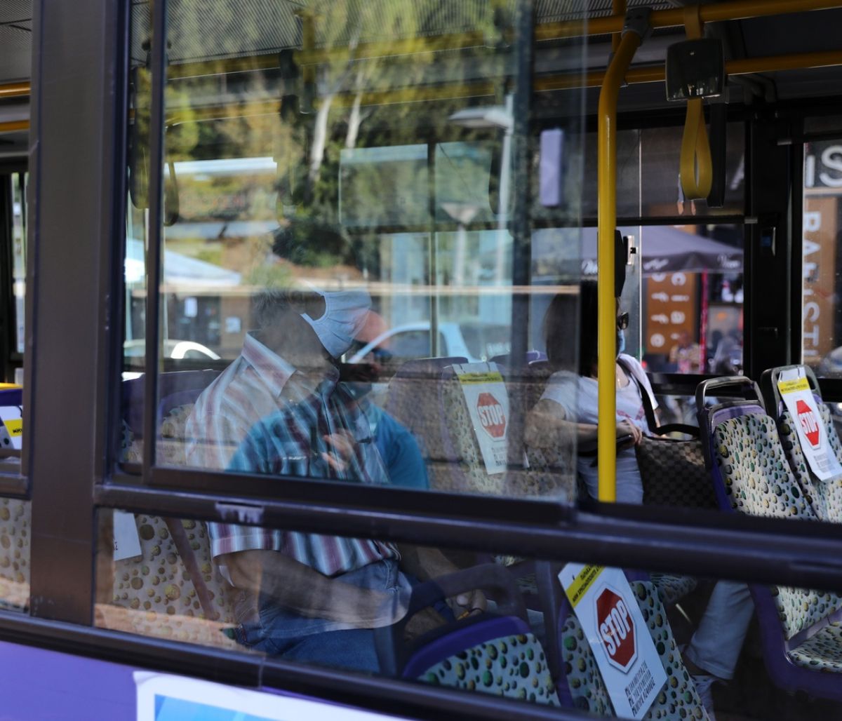 Ξάνθη: Γυναίκα σε λεωφορείο φορούσε τη μάσκα στα πόδια! (pic)