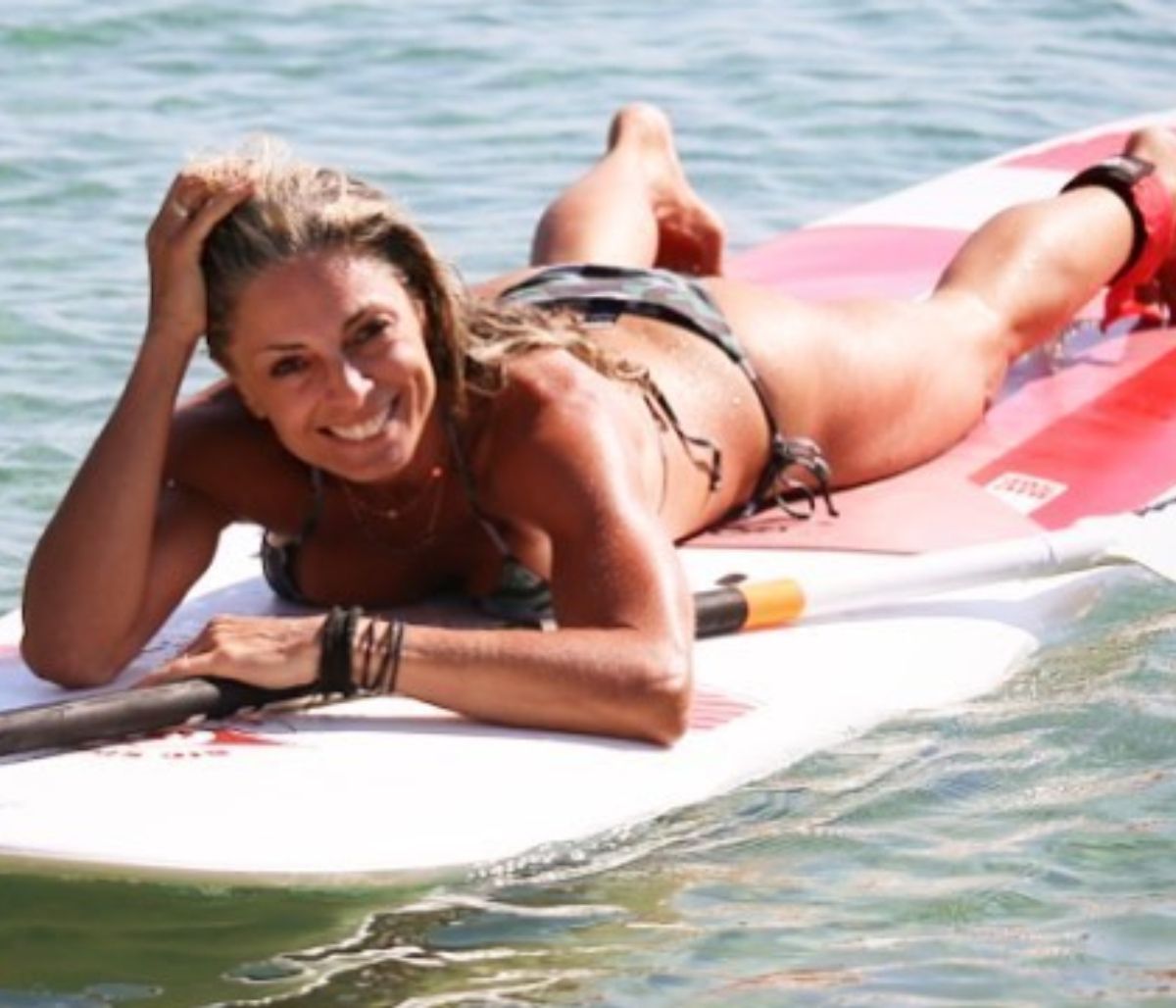 Κατερίνα Λάσπα: Παιχνίδια με την κόρη της στη θάλασσα (pics)