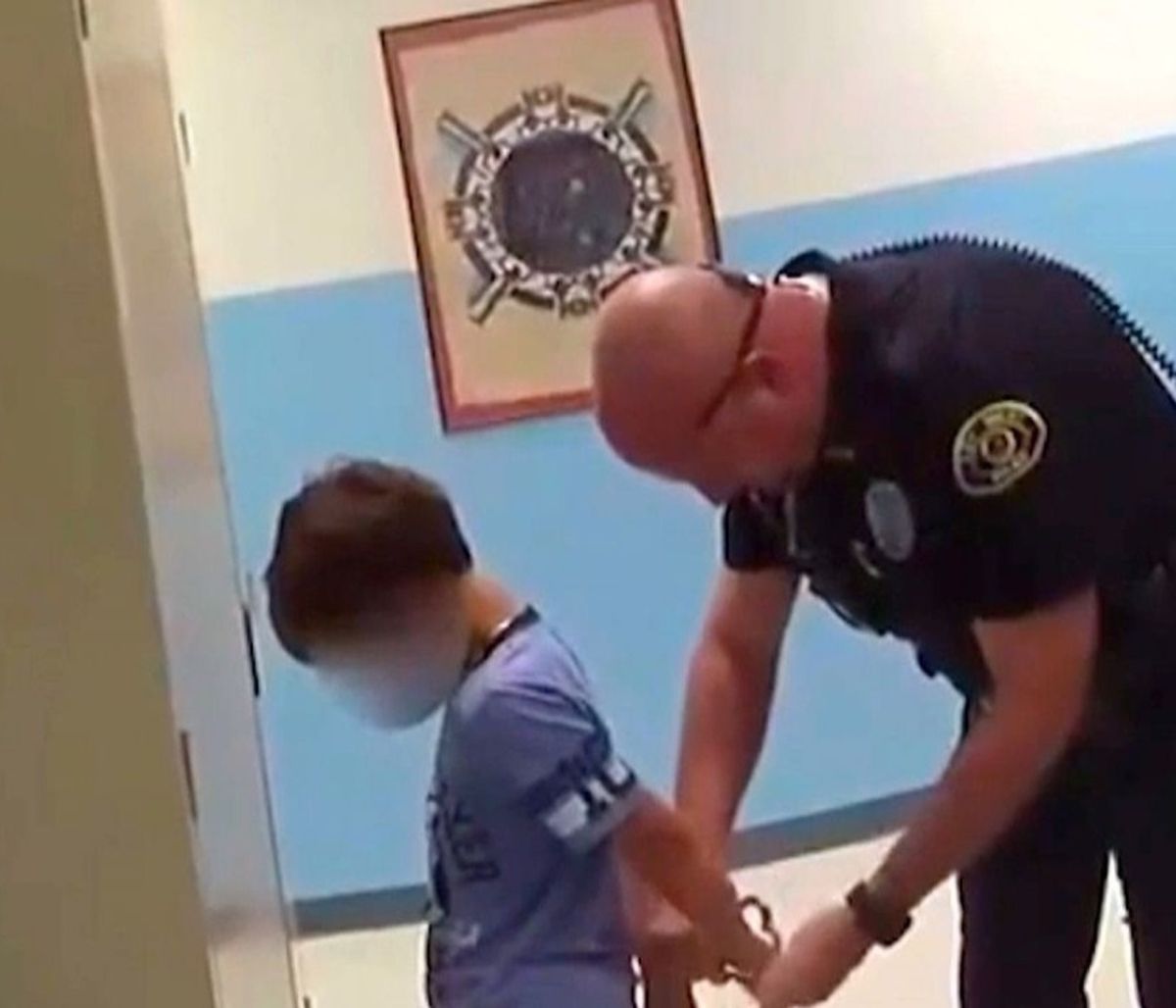 Αστυνομικοί πέρασαν χειροπέδες σε 8χρονο παιδί γιατί χτύπησε τη δασκάλα (video)