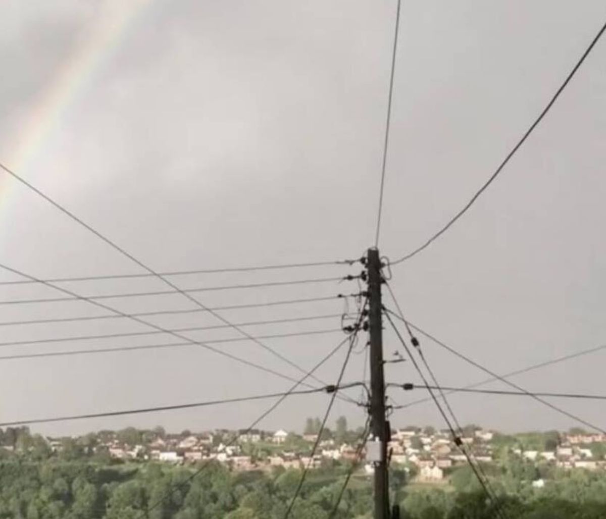 Απίστευτο βίντεο: Κεραυνός «χτυπά» ουράνιο τόξο
