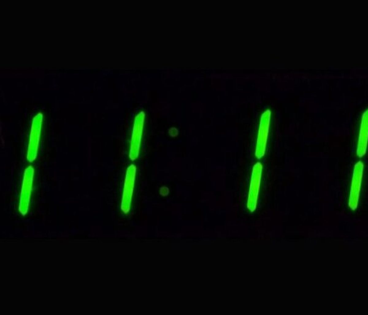 Βλέπεις συνέχεια στο ρολόι την ώρα 11:11; Δες τι σημαίνει