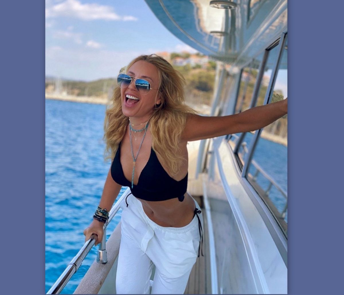 Μαστροκώστα: Αποθέωση τώρα! Το κορμί ποζάρει με λευκό μπικίνι στα 49 της