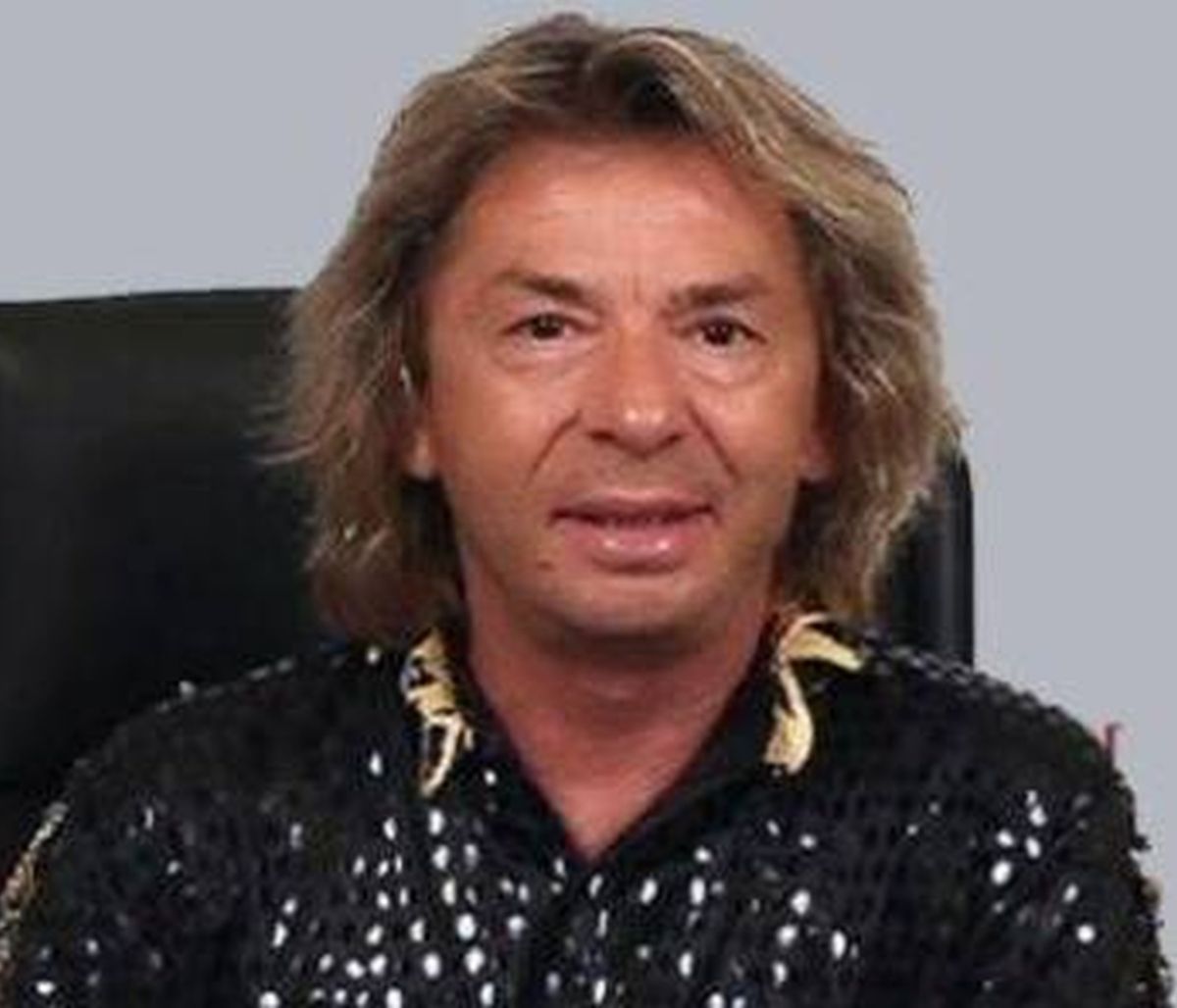 Σύρος: Αγνώριστος ο Νίκος Χορταρέας ως πατέρας Κυπριανός (photo)