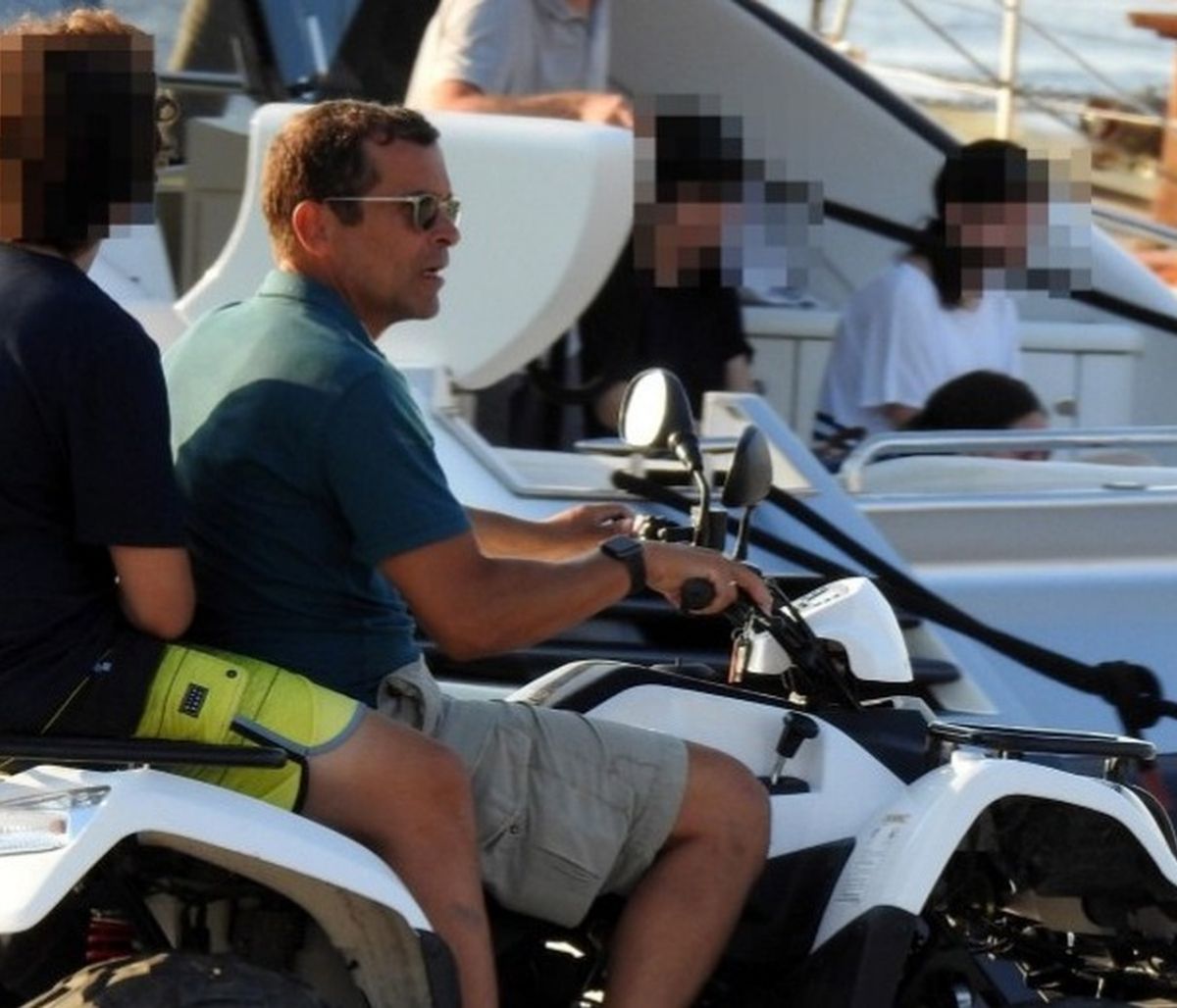 Μαρκουλάκης: Ο γιος του μεγάλωσε πολύ! Σπάνιες φωτό από τις διακοπές τους