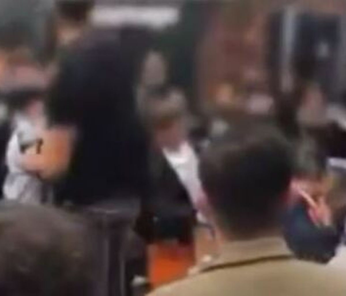 Άγριο ξύλο σε μαγαζί – Μπουνιές και… κουβάδες με παγάκια (video)