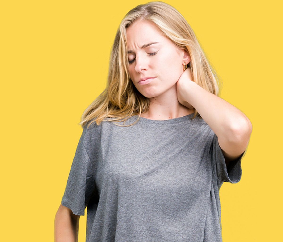 Πόνος στον αυχένα: Πώς θα ανακουφιστείτε φυσικά (εικόνες)