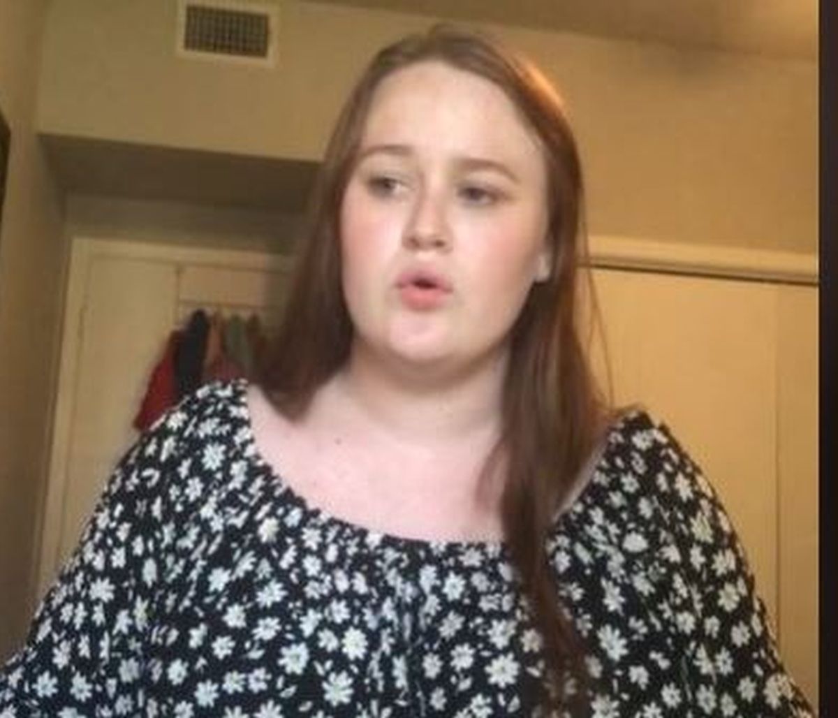 TikTok: Τη στιγμή που τραγουδούσε «έσκασε» η μητέρα της από το ταβάνι (vid)