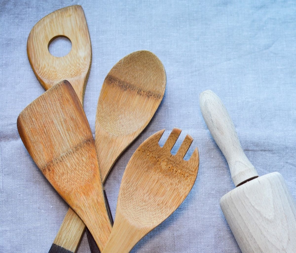 Αυτός είναι ο λόγος που πρέπει να μουλιάζετε πάντα τις ξύλινες κουτάλες (video)