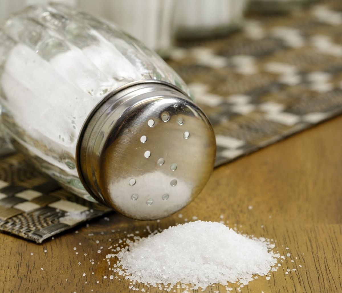 Αυτό είναι το κόλπο για να μην «πετρώσει» το αλάτι σου (photos)