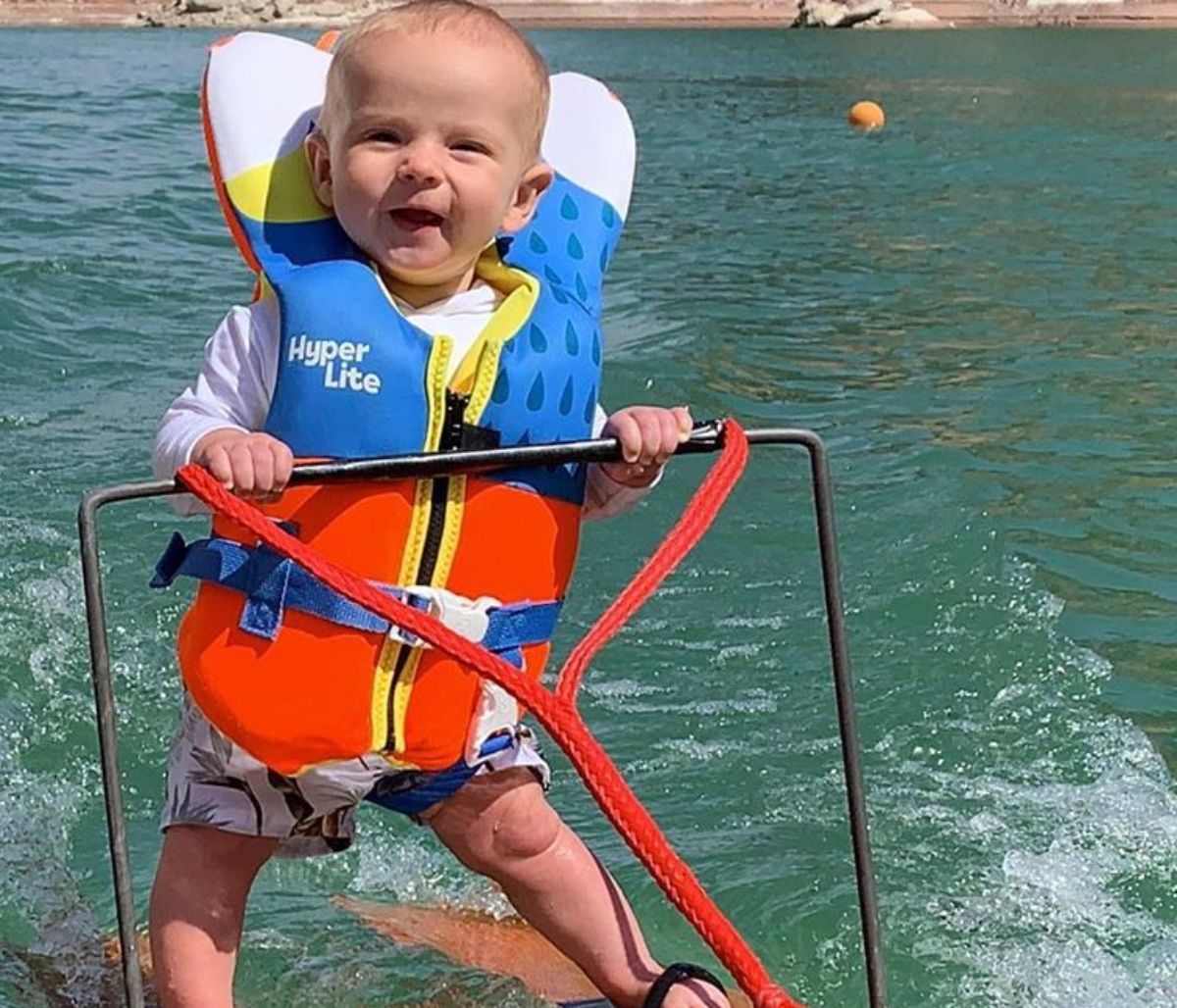 Μωράκι 6 μηνών κάνει θαλάσσιο σκι και το διαδίκτυο διχάζεται