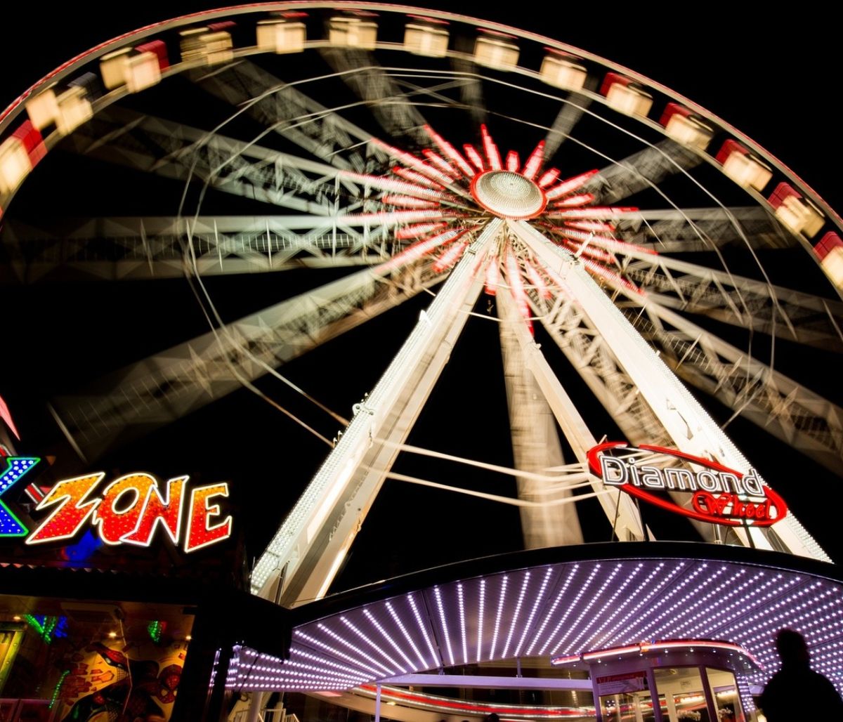 Εφιάλτης σε λούνα παρκ: Η ρόδα, γεμάτη κόσμο, τρελάθηκε! (video)