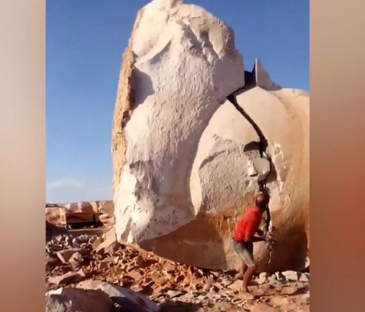 Φοβερό: Άνδρας σπάει ογκόλιθο στη μέση χωρίς μηχάνημα (video)