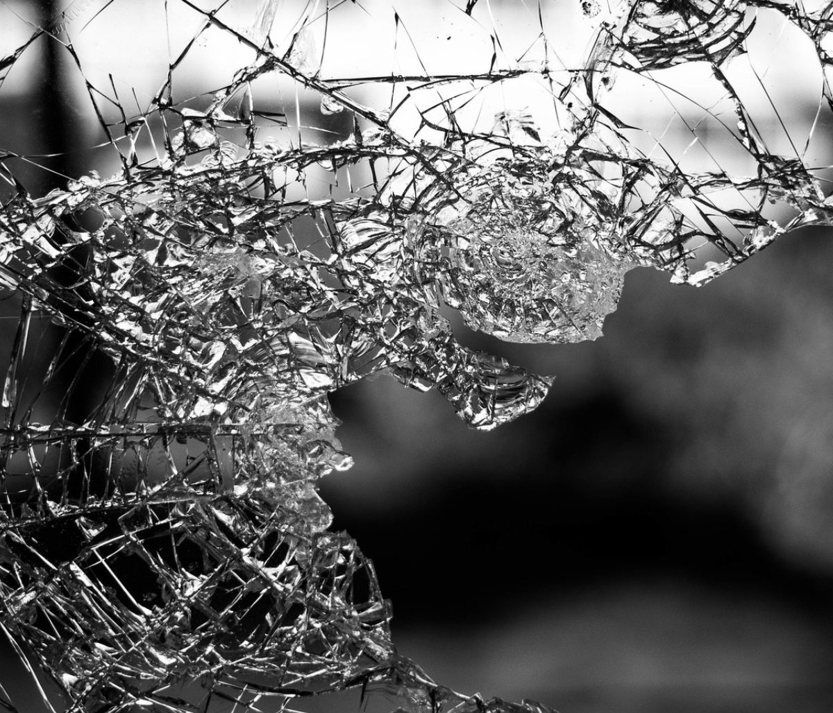 Το απόλυτο κόλπο για να μαζέψετε τα σπασμένα γυαλιά από το πάτωμα (video)