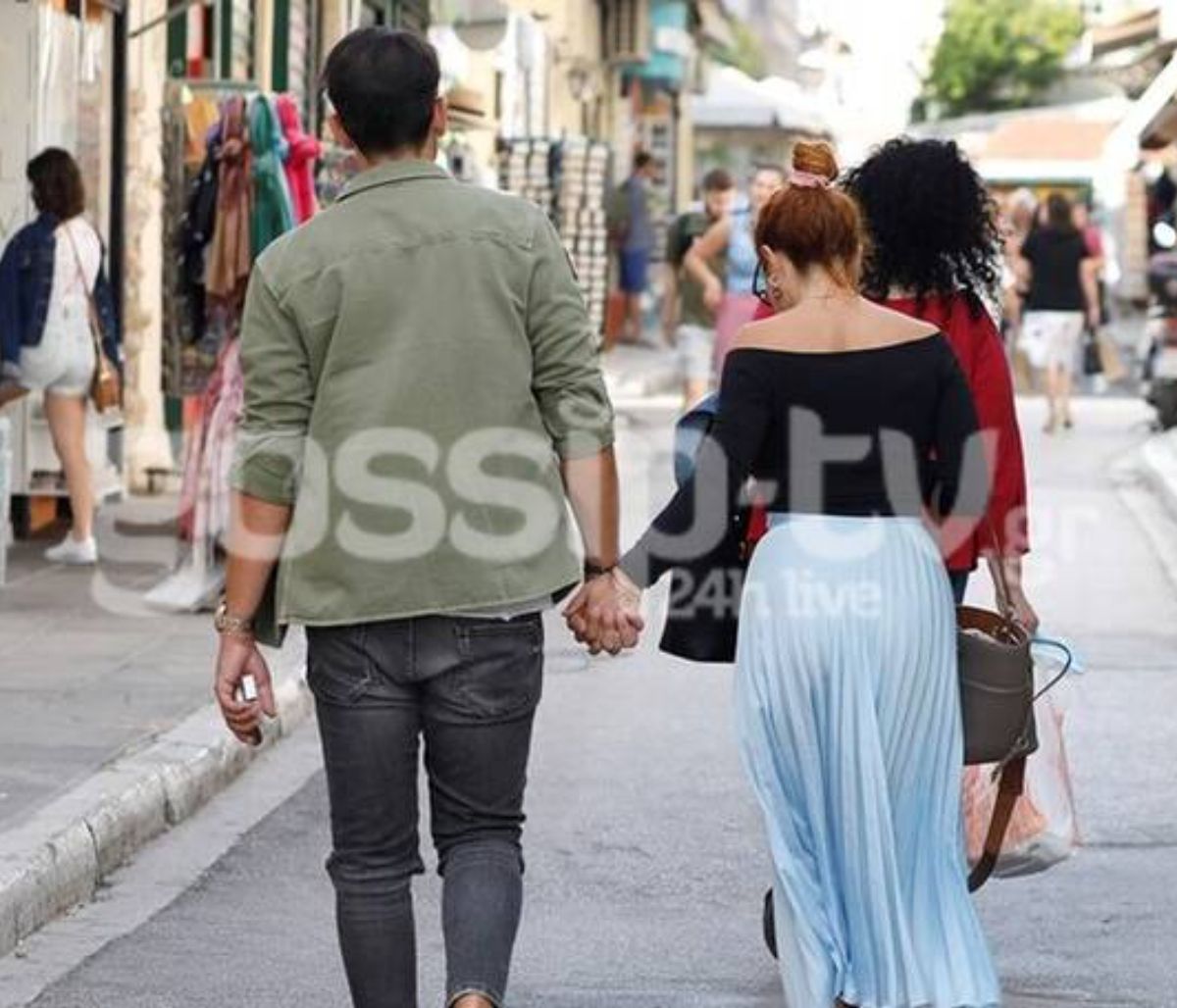 Αυτό είναι το νέο ζευγάρι της πόλης! Το τσακώσαμε χεράκι – χεράκι στην Πλάκα