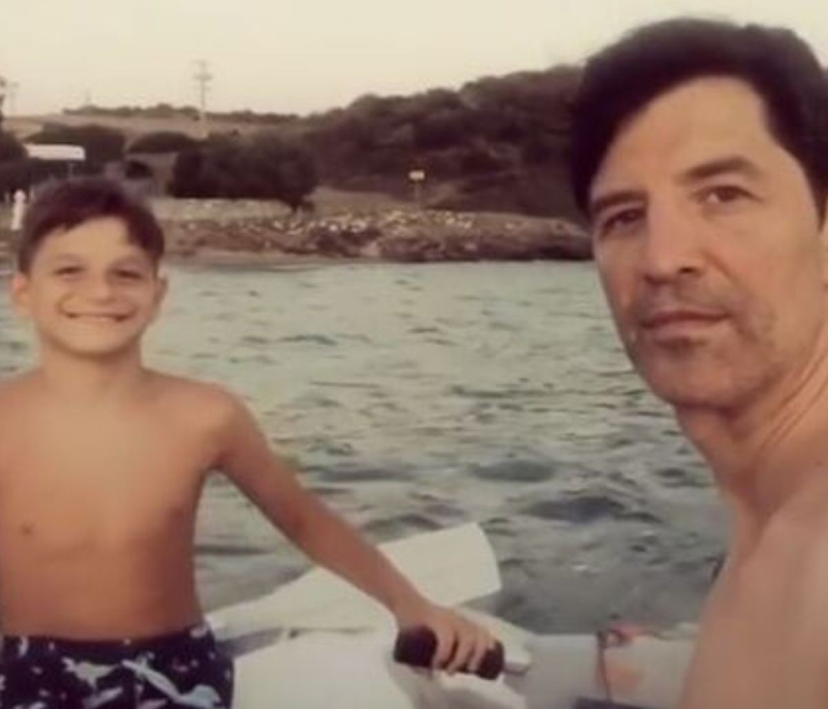 Αλέξανδρος Ρουβας: Έγινε 9 ετών - Δείτε την υπέροχη φώτο με τους γονείς του