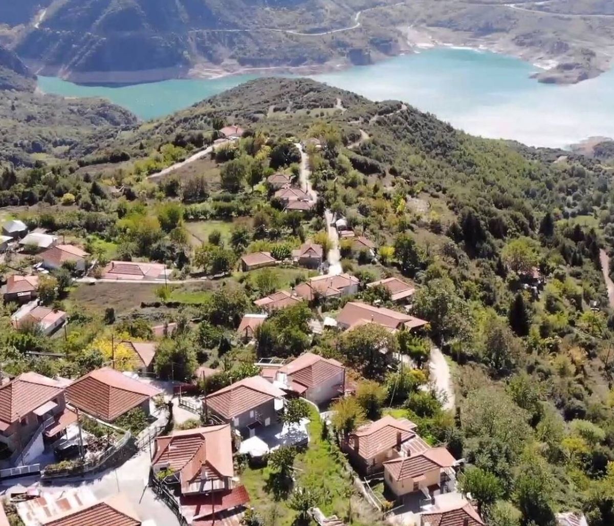 Η άγνωστη πανέμορφη Αράχοβα με θέα την Ευηνολίμνη (video)