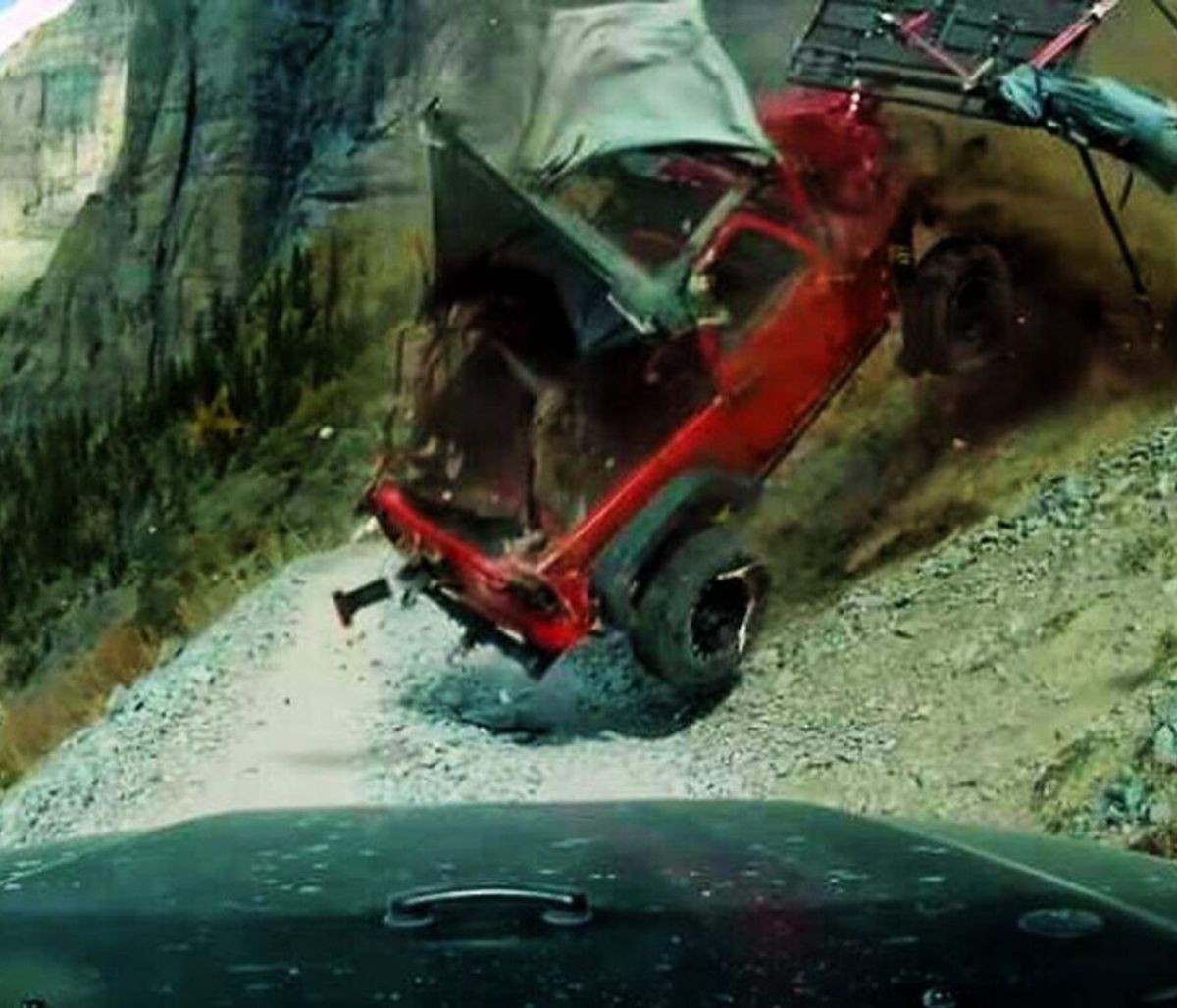 Τρομακτικό ατύχημα! Τζιπ κατρακυλά σε γκρεμό (video)