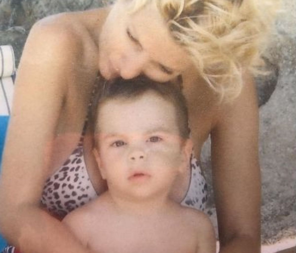 Οι αγκαλιές της Ελένης στον Άγγελο δείχνουν την αδυναμία που του έχει