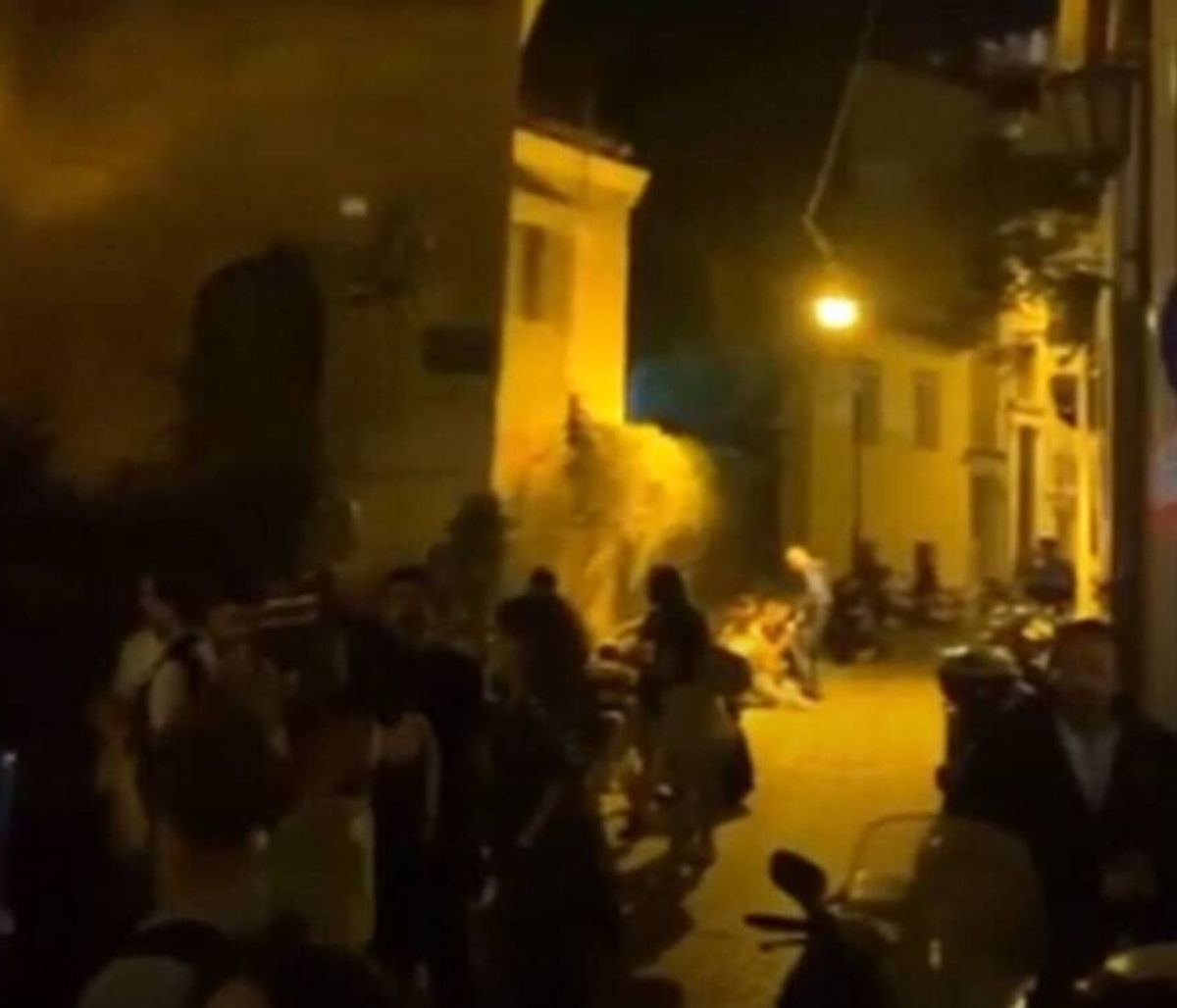 Lockdown: Μεζεδοπωλείο έβγαλε φέρετρο στο πεζοδρόμιο (video)