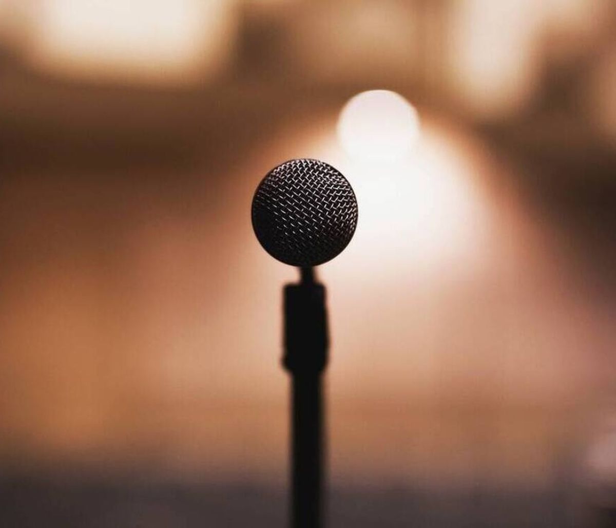 Αγωνία για γνωστό τραγουδιστή – Τον πυροβόλησαν