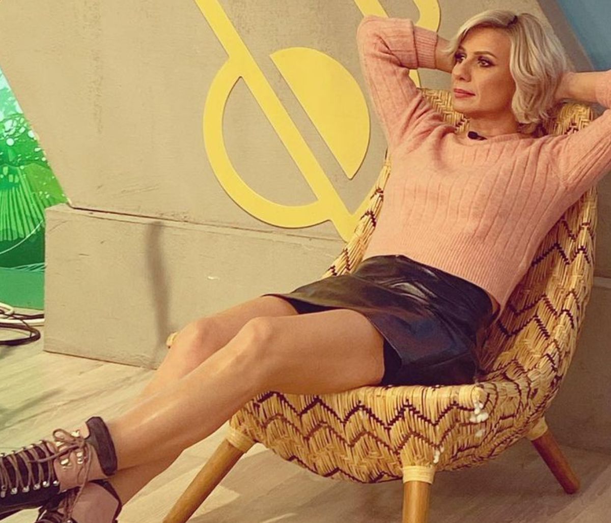 Κατερίνα Καραβάτου: Ο γιος της πήρε ρολό & άρχισε να βάφει πράσινο το σπίτι