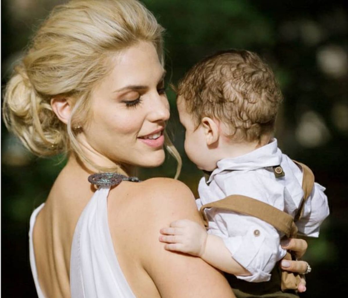 Μαντώ Γαστεράτου: Ντύθηκε Άγιος Βασίλης και πόζαρε με τον γιο της