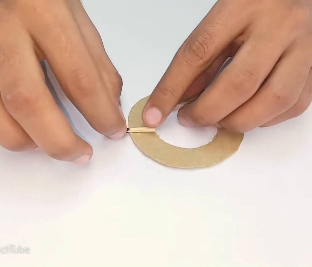 Έφτιαξε πύραυλο από σπίρτα και τον εκτόξευσε (video)