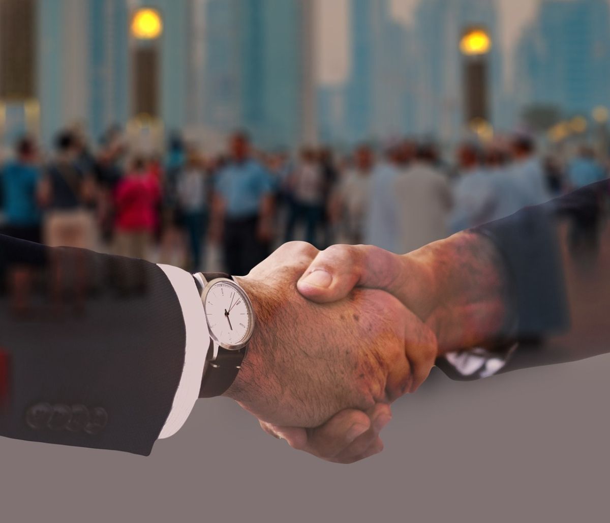 Έσταξε… η βαφή από τα μαλλιά πολιτικού κατά τη διάρκεια της ομιλίας του (vid)