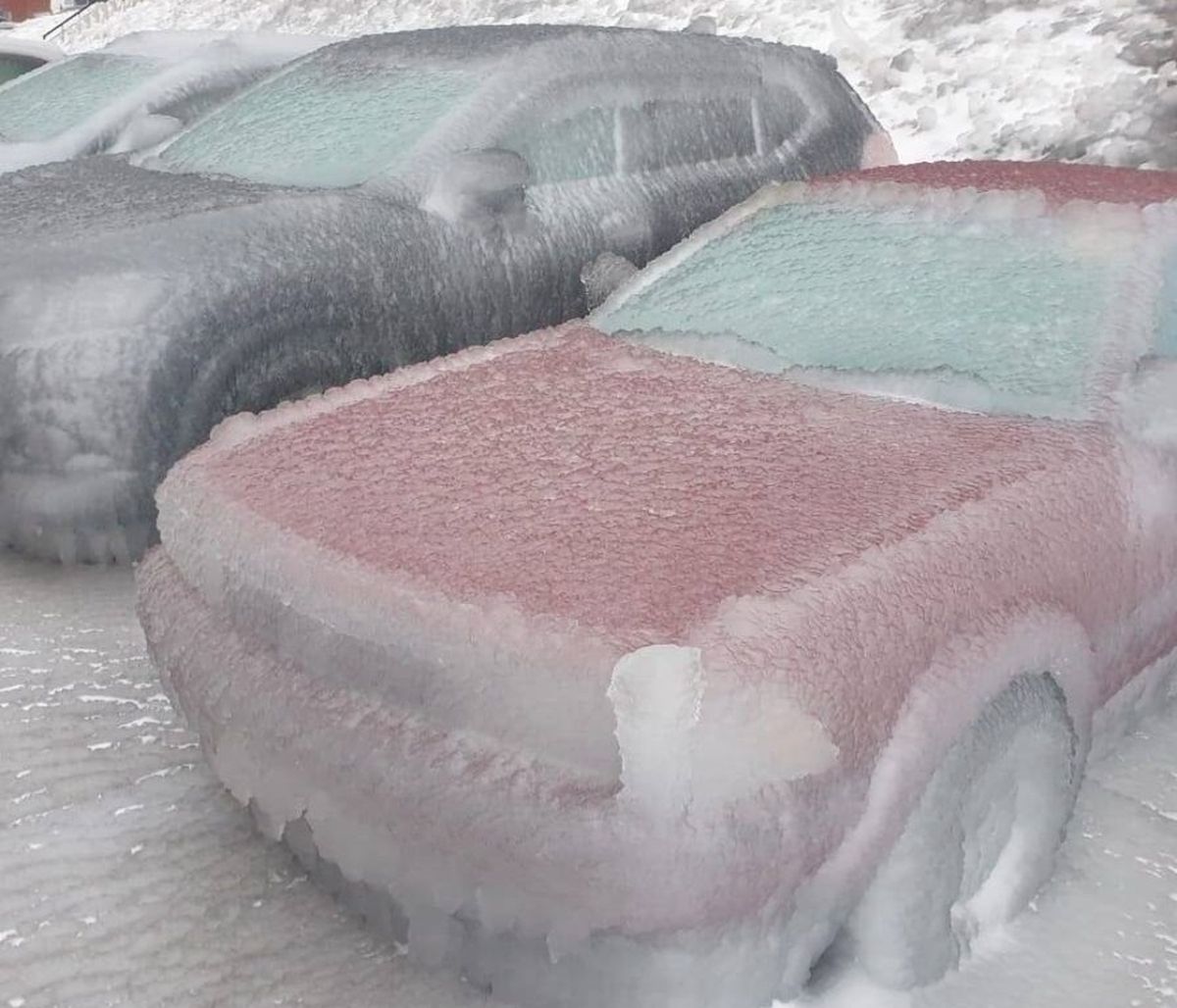 Απίστευτες εικόνες στη Ρωσία: Έπεσε «παγωμένη βροχή» (pics+vid)