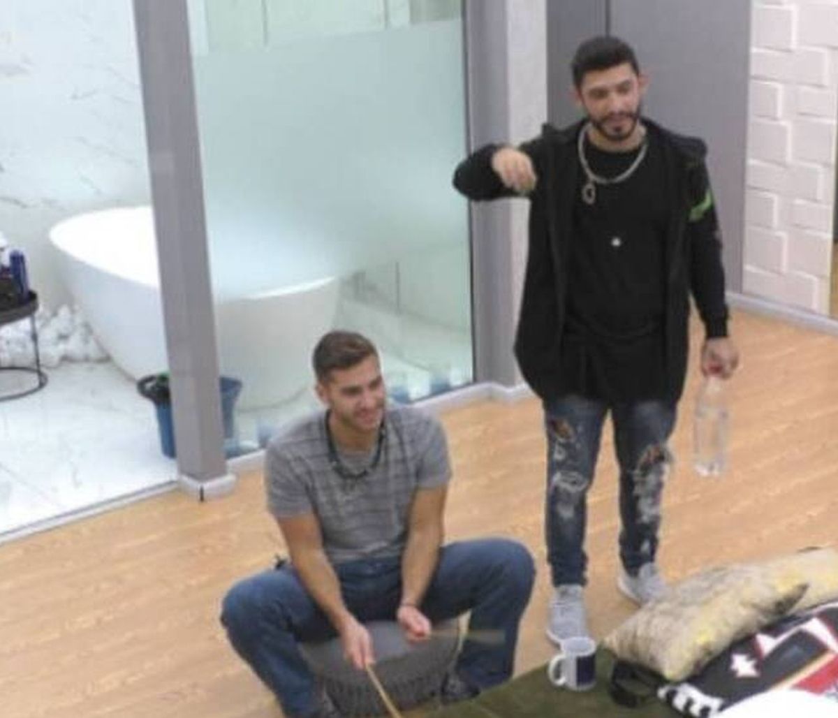 Big Brother: Έσβησε την ελληνική σημαία - Χάος στο σπίτι και το διαδίκτυο