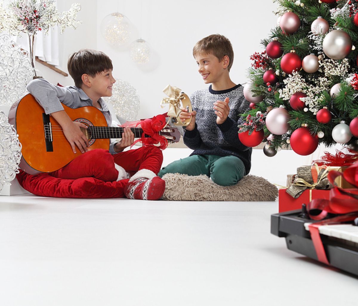 Φέτος δεν λεμέ κάλαντα ας τα ακούσουμε όμως (vids)