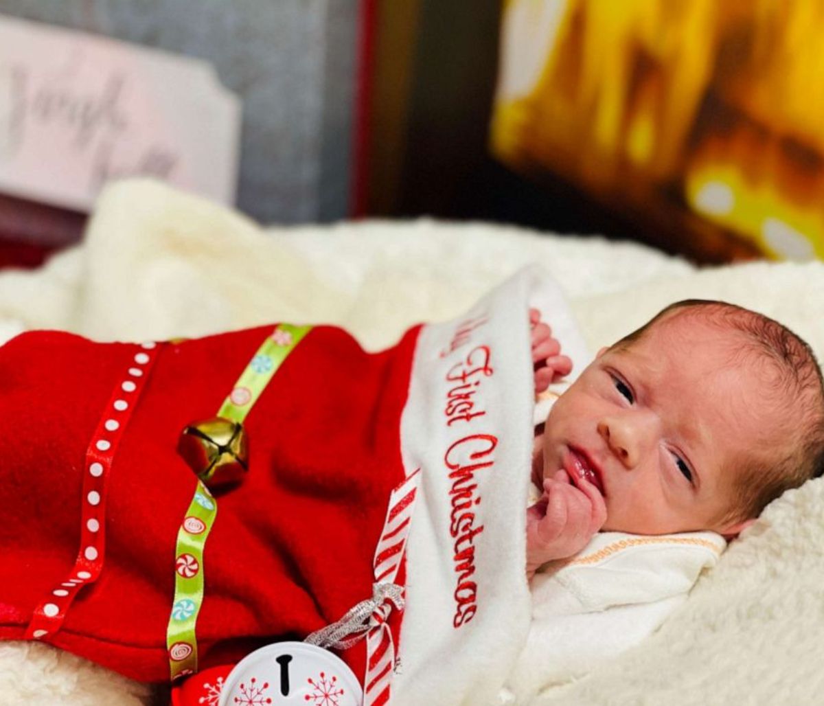 Πρόωρα μωράκια φωτογραφίζονται μέσα σε χριστουγεννιάτικες κάλτσες