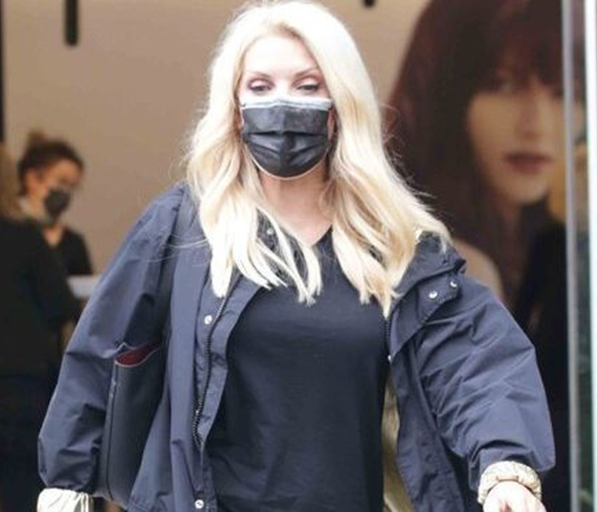 Η Μενεγάκη έτοιμη για το ρεβεγιόν! Με σαγιονάρες και μαλλί στην... πένα στο κομμωτήριο!